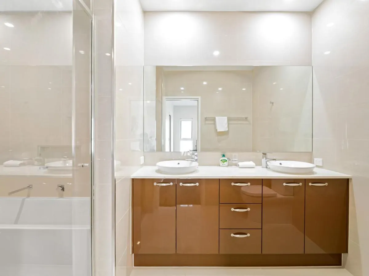 Luxury Hilltop Brand-New 5Bd Holiday Home Brisbane