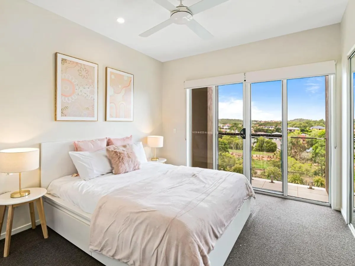 Luxury Hilltop Brand-New 5Bd Holiday Home Brisbane