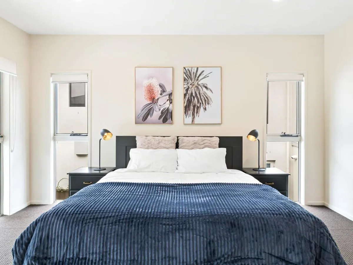 Luxury Hilltop Brand-New 5Bd Holiday Home Brisbane